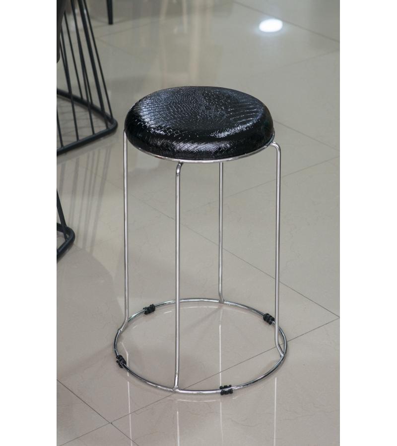 Chair on metal legs, black